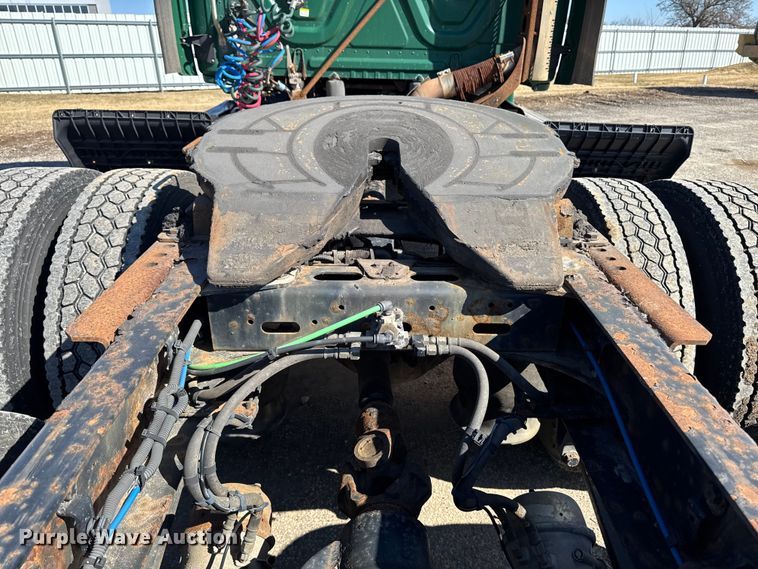 image for item YA2411 2017 Freightliner Cascadia 125 semi truck