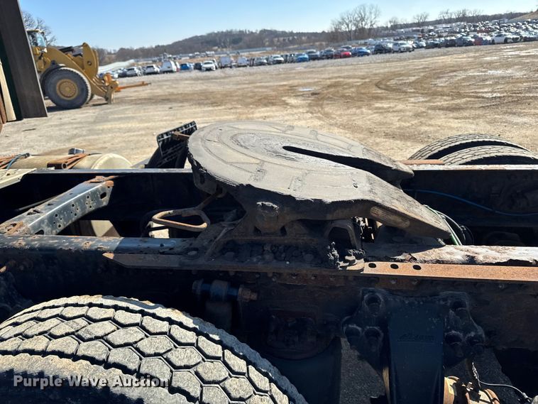 image for item YA2411 2017 Freightliner Cascadia 125 semi truck