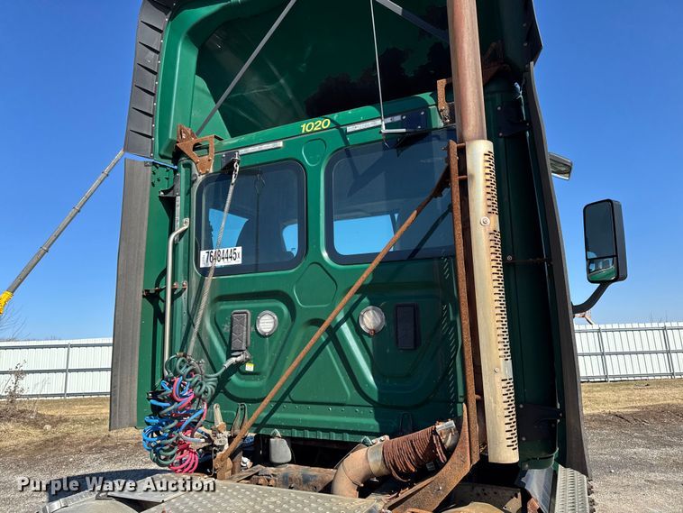 image for item YA2411 2017 Freightliner Cascadia 125 semi truck