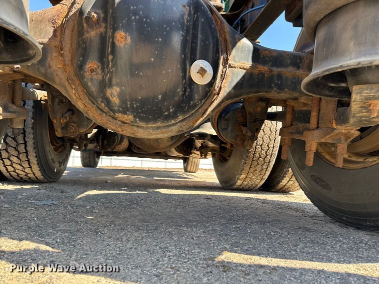 image for item YA2411 2017 Freightliner Cascadia 125 semi truck