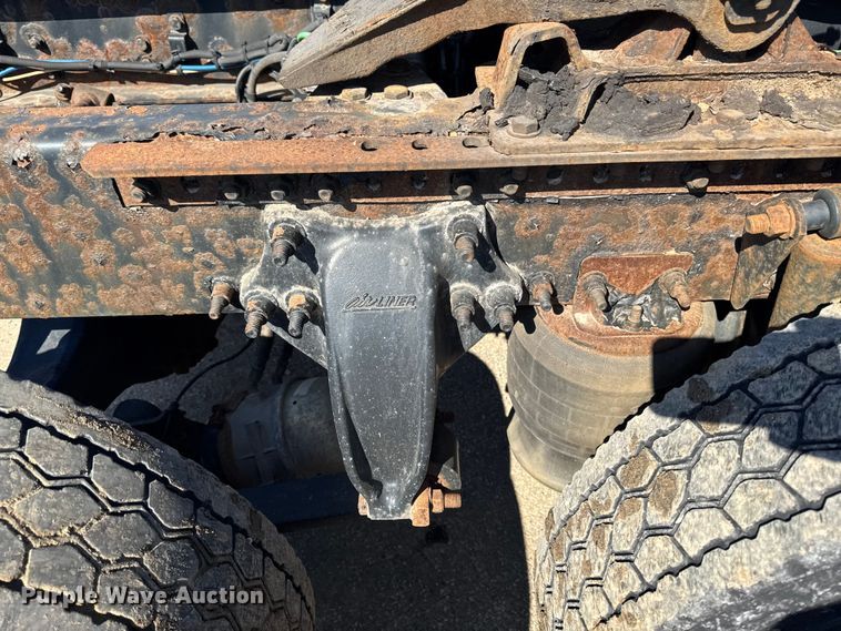 image for item YA2411 2017 Freightliner Cascadia 125 semi truck