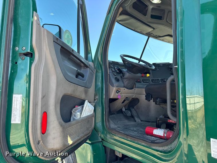 image for item YA2411 2017 Freightliner Cascadia 125 semi truck
