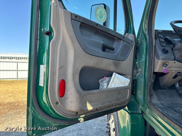 image for item YA2411 2017 Freightliner Cascadia 125 semi truck