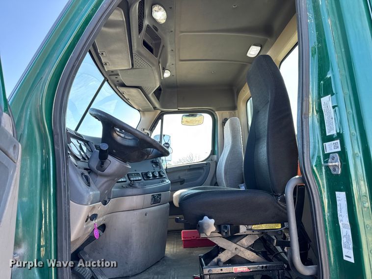 image for item YA2411 2017 Freightliner Cascadia 125 semi truck