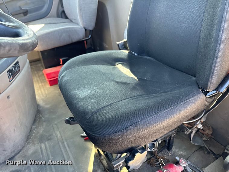 image for item YA2411 2017 Freightliner Cascadia 125 semi truck