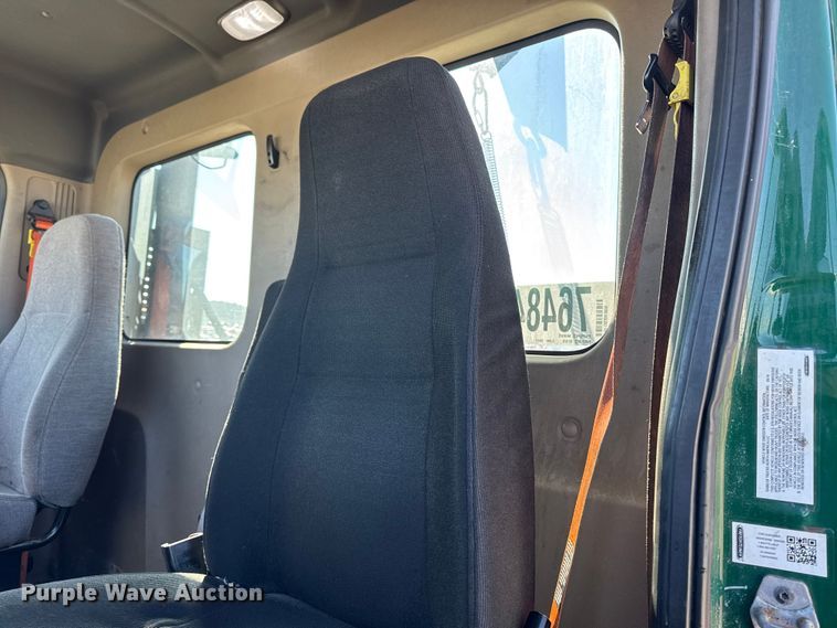 image for item YA2411 2017 Freightliner Cascadia 125 semi truck