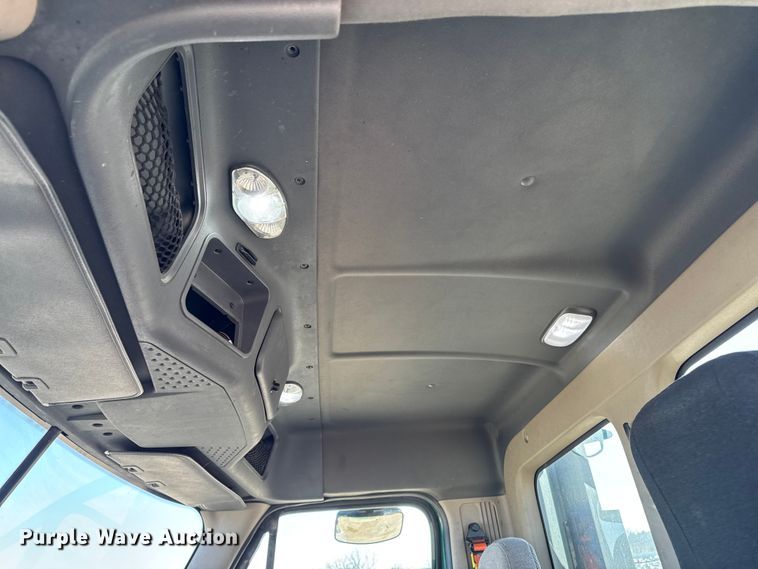 image for item YA2411 2017 Freightliner Cascadia 125 semi truck