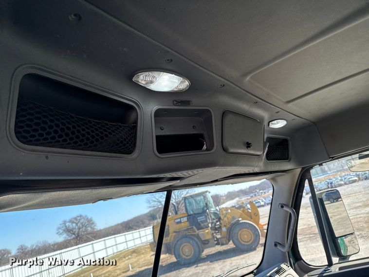 image for item YA2411 2017 Freightliner Cascadia 125 semi truck