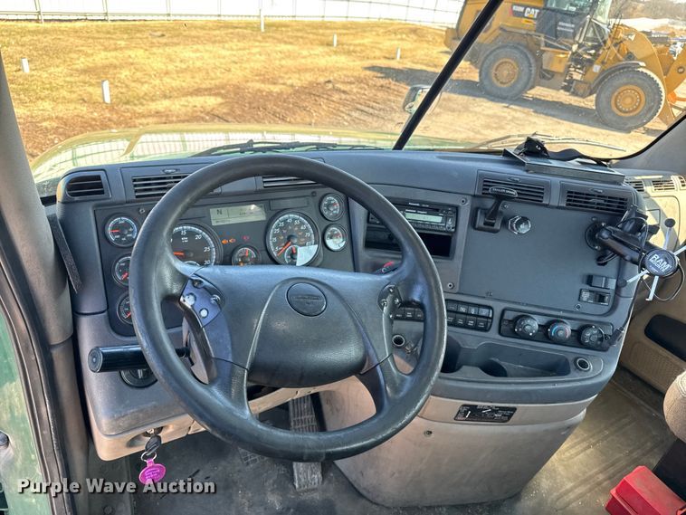 image for item YA2411 2017 Freightliner Cascadia 125 semi truck