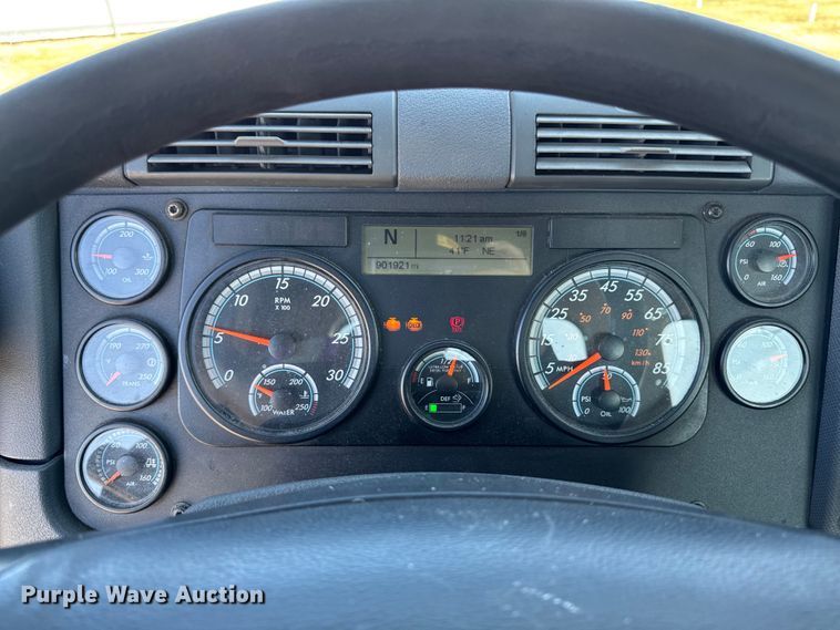 image for item YA2411 2017 Freightliner Cascadia 125 semi truck