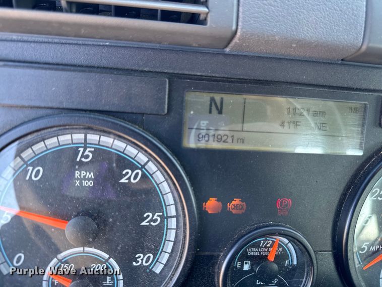 image for item YA2411 2017 Freightliner Cascadia 125 semi truck