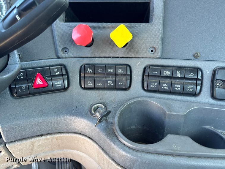 image for item YA2411 2017 Freightliner Cascadia 125 semi truck