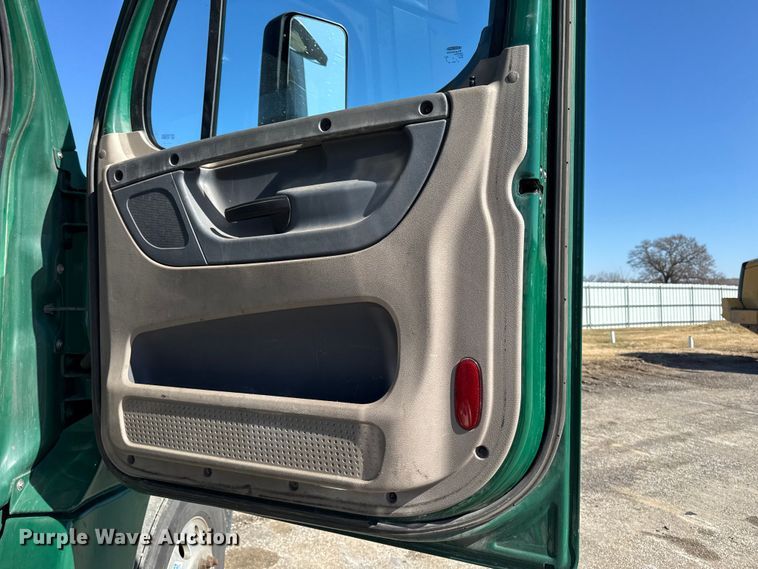 image for item YA2411 2017 Freightliner Cascadia 125 semi truck