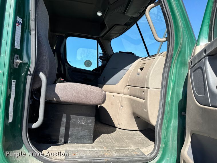 image for item YA2411 2017 Freightliner Cascadia 125 semi truck