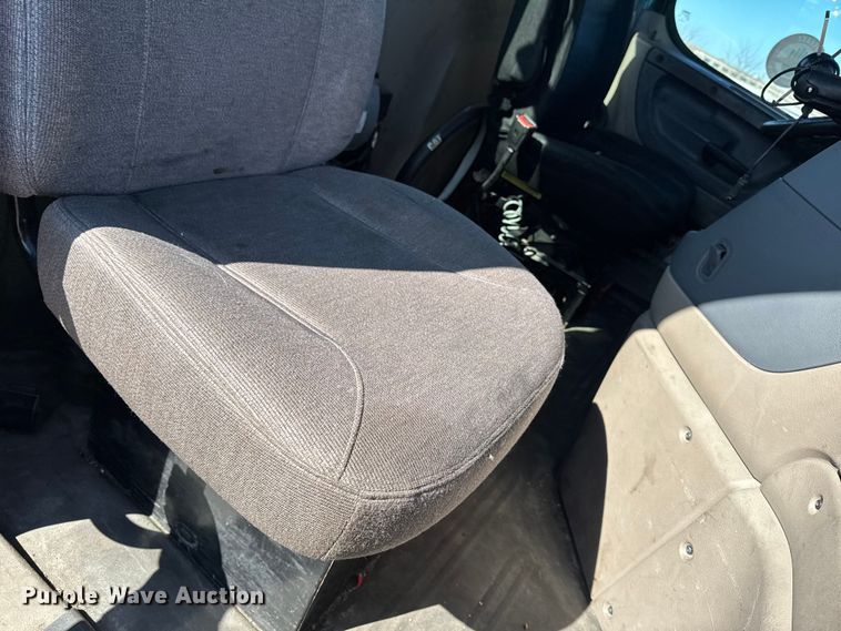 image for item YA2411 2017 Freightliner Cascadia 125 semi truck