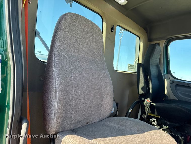 image for item YA2411 2017 Freightliner Cascadia 125 semi truck