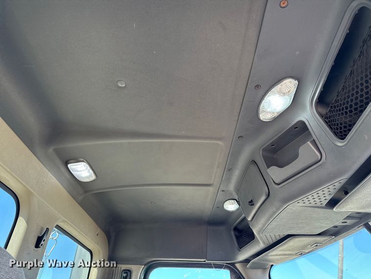 image for item YA2411 2017 Freightliner Cascadia 125 semi truck