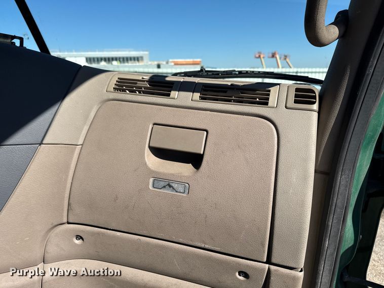 image for item YA2411 2017 Freightliner Cascadia 125 semi truck