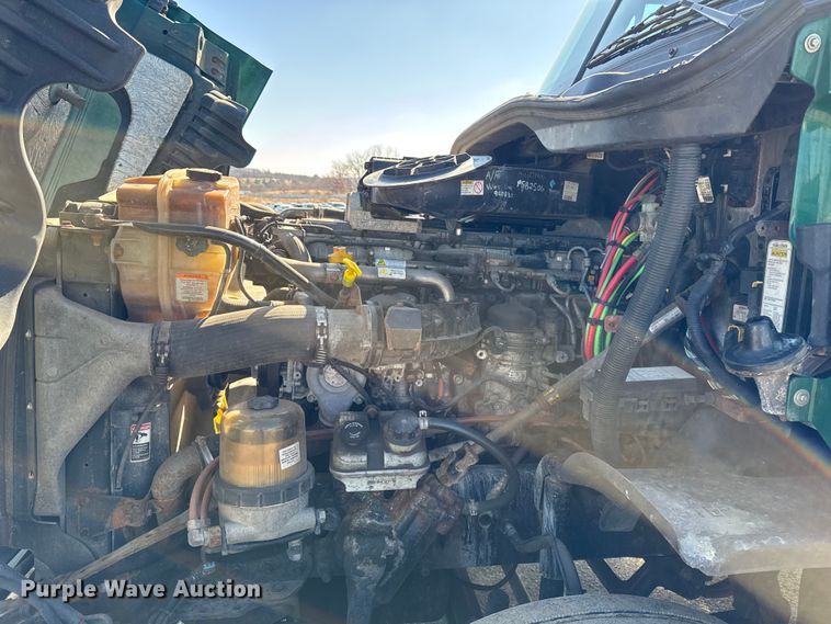 image for item YA2411 2017 Freightliner Cascadia 125 semi truck