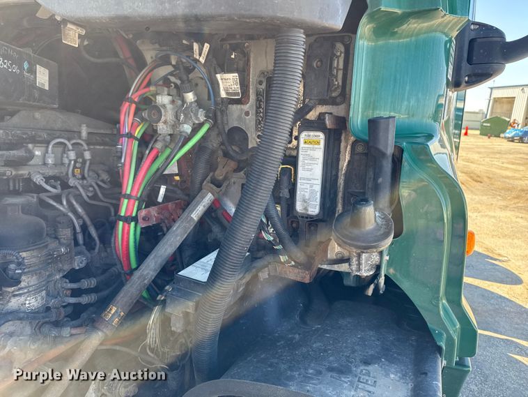 image for item YA2411 2017 Freightliner Cascadia 125 semi truck