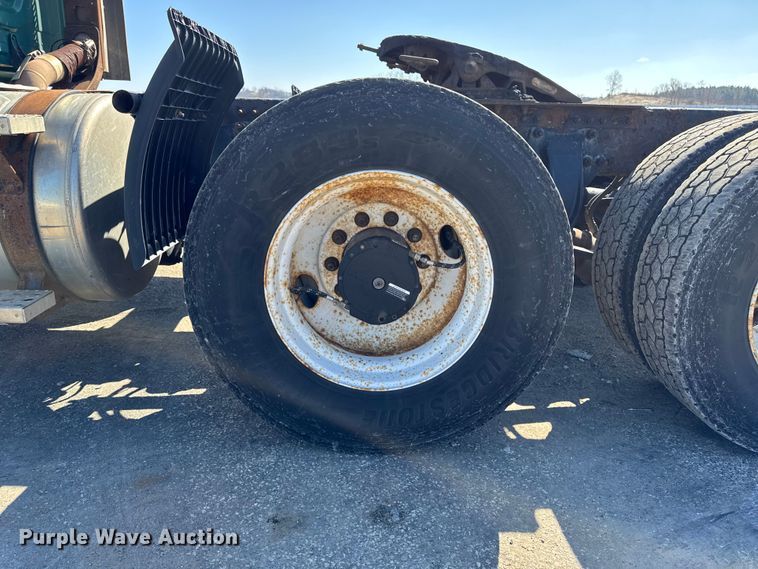 image for item YA2411 2017 Freightliner Cascadia 125 semi truck