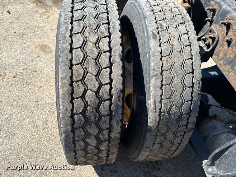 image for item YA2411 2017 Freightliner Cascadia 125 semi truck