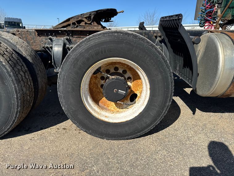 image for item YA2411 2017 Freightliner Cascadia 125 semi truck