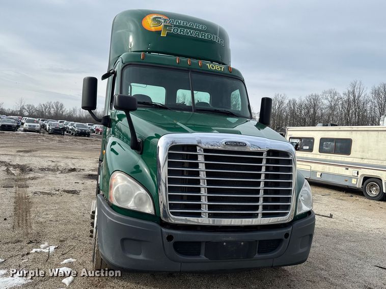 image for item YA2412 2017 Freightliner Cascadia 125 semi truck