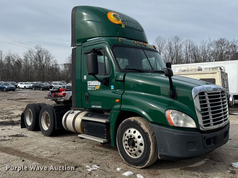 image for item YA2412 2017 Freightliner Cascadia 125 semi truck
