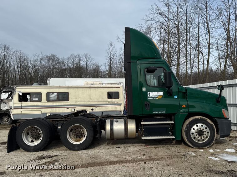 image for item YA2412 2017 Freightliner Cascadia 125 semi truck