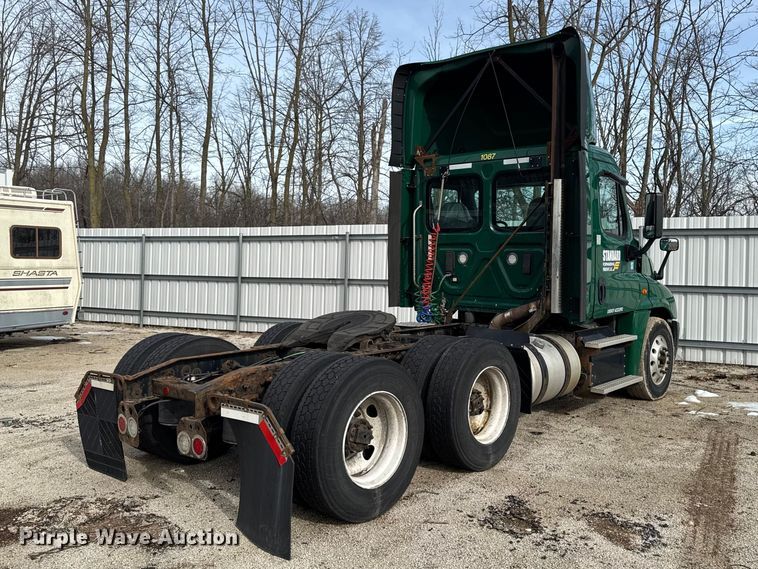 image for item YA2412 2017 Freightliner Cascadia 125 semi truck