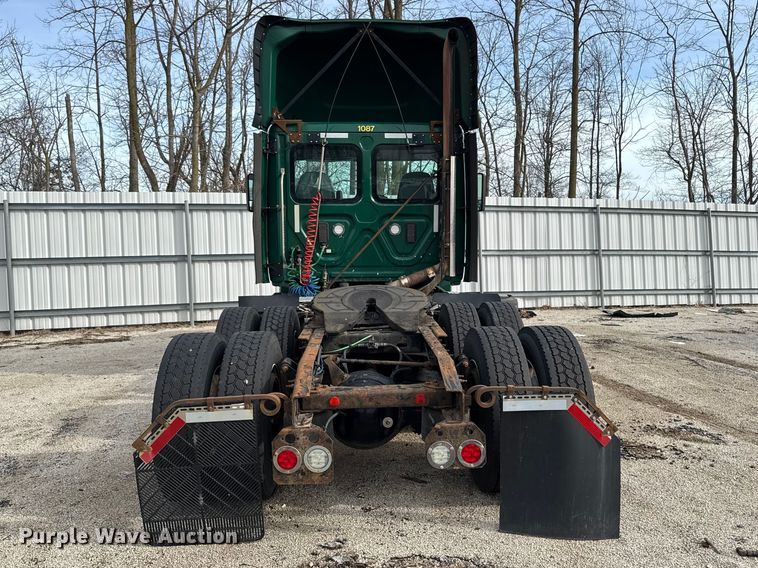 image for item YA2412 2017 Freightliner Cascadia 125 semi truck