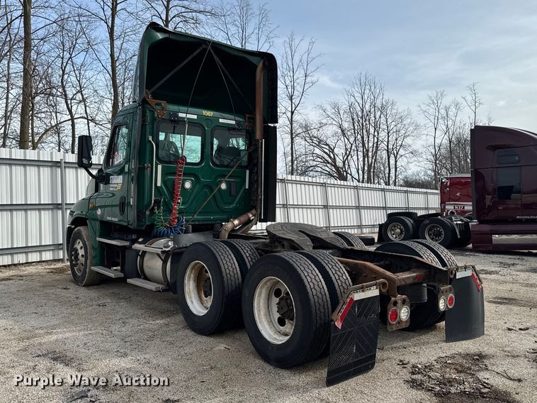 image for item YA2412 2017 Freightliner Cascadia 125 semi truck