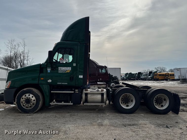 image for item YA2412 2017 Freightliner Cascadia 125 semi truck