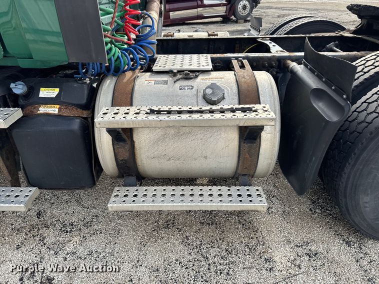 image for item YA2412 2017 Freightliner Cascadia 125 semi truck