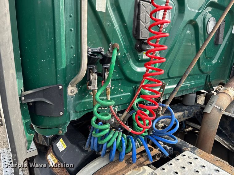 image for item YA2412 2017 Freightliner Cascadia 125 semi truck