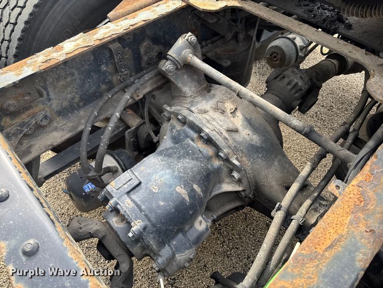 image for item YA2412 2017 Freightliner Cascadia 125 semi truck