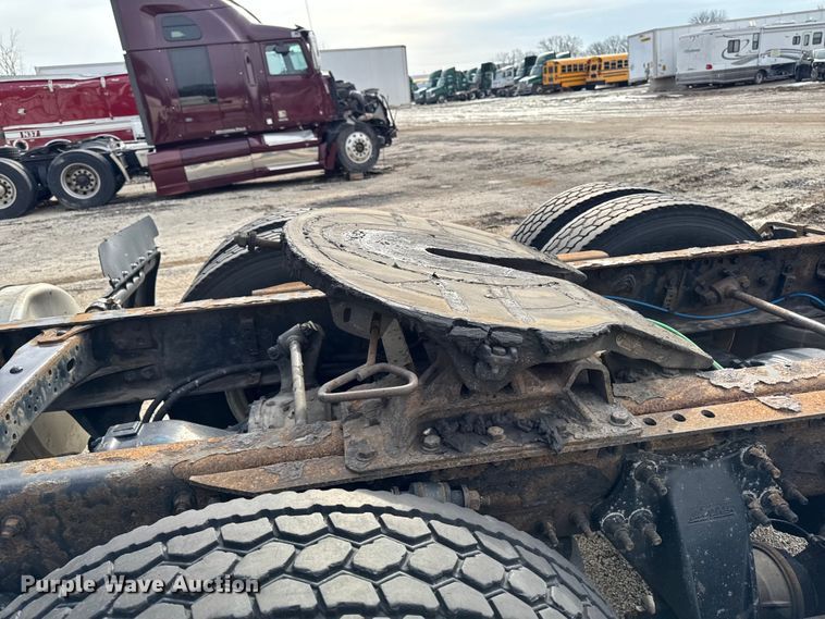 image for item YA2412 2017 Freightliner Cascadia 125 semi truck