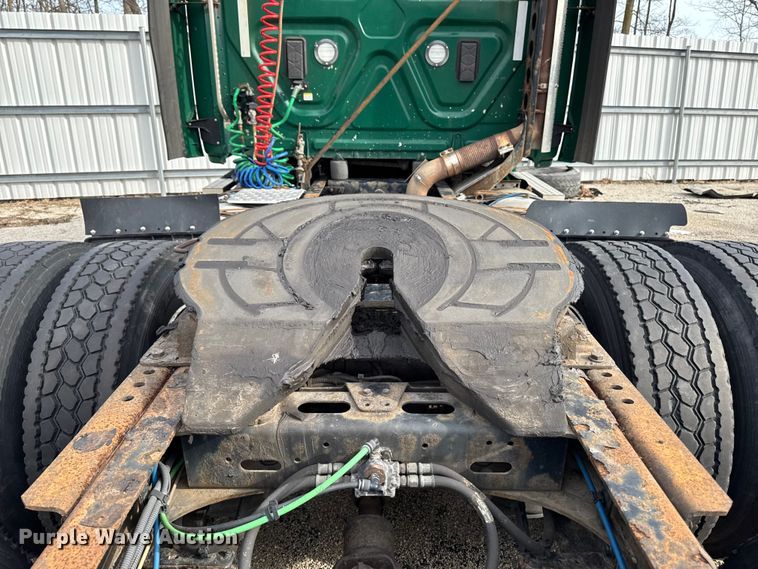 image for item YA2412 2017 Freightliner Cascadia 125 semi truck