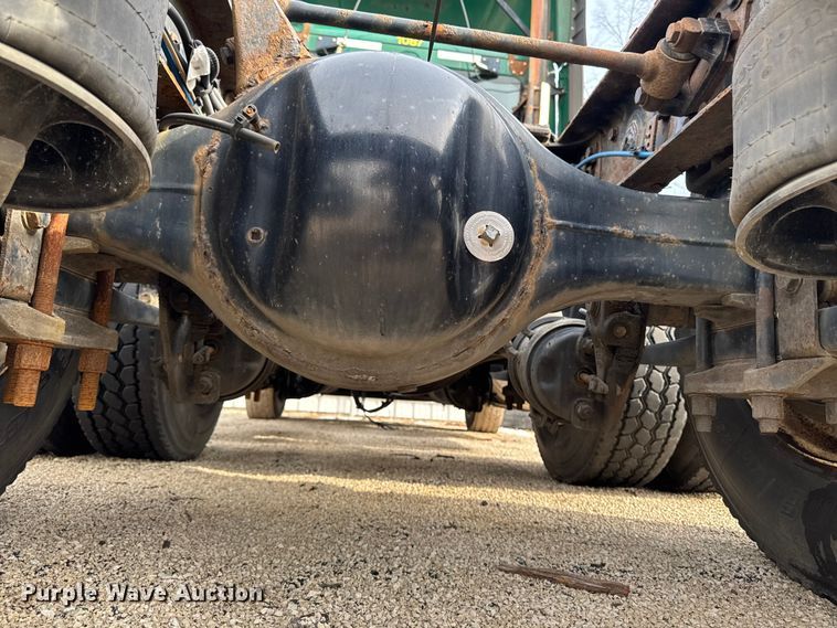 image for item YA2412 2017 Freightliner Cascadia 125 semi truck