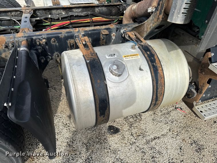 image for item YA2412 2017 Freightliner Cascadia 125 semi truck