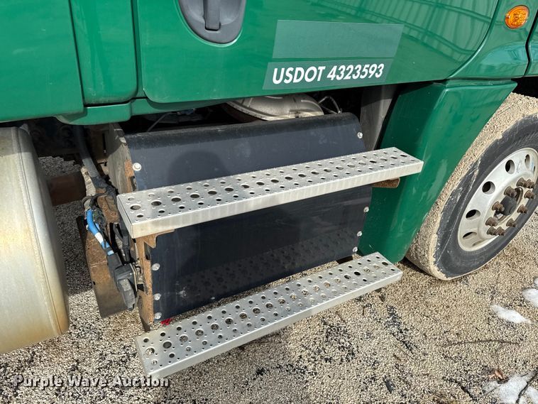 image for item YA2412 2017 Freightliner Cascadia 125 semi truck