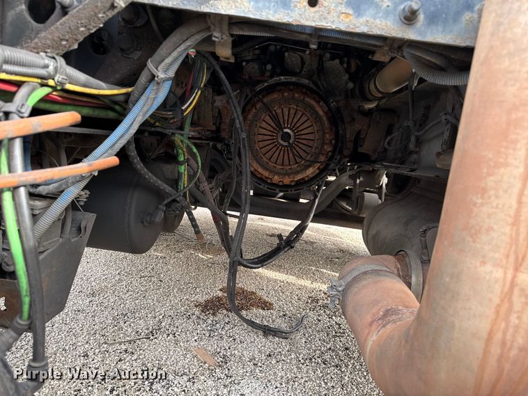 image for item YA2412 2017 Freightliner Cascadia 125 semi truck