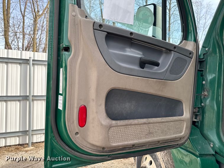 image for item YA2412 2017 Freightliner Cascadia 125 semi truck