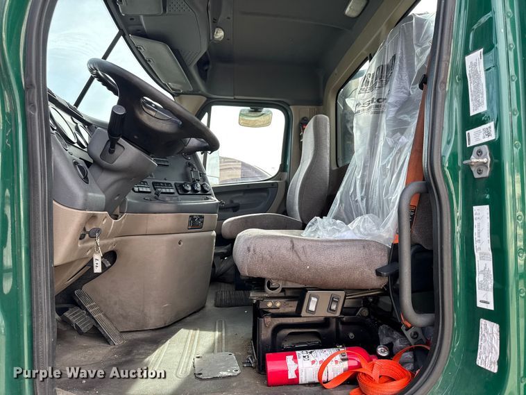 image for item YA2412 2017 Freightliner Cascadia 125 semi truck