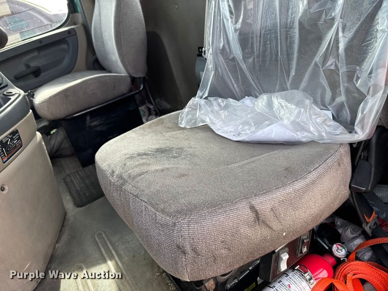 image for item YA2412 2017 Freightliner Cascadia 125 semi truck