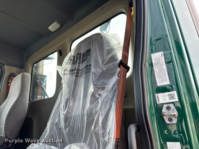 image for item YA2412 2017 Freightliner Cascadia 125 semi truck