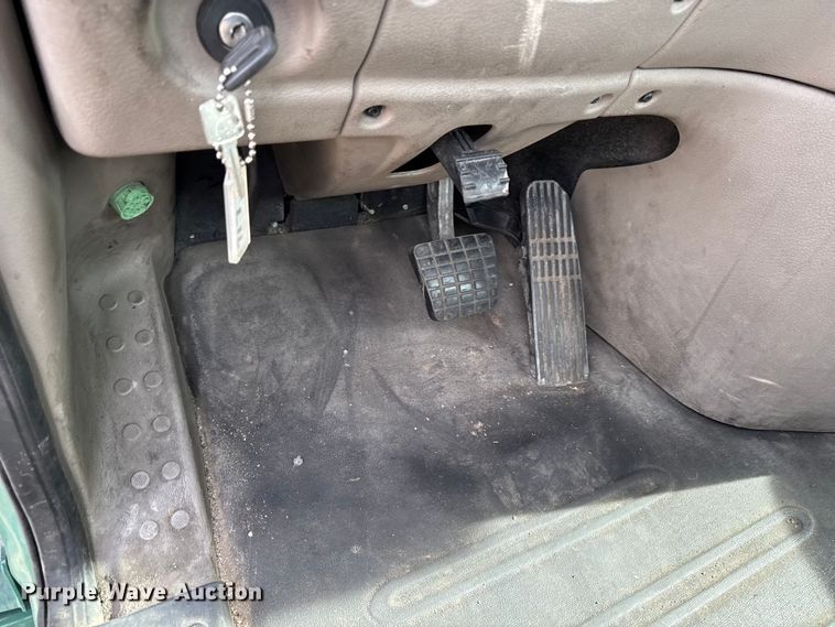 image for item YA2412 2017 Freightliner Cascadia 125 semi truck