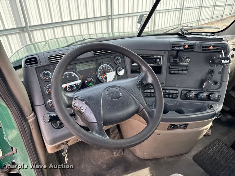 image for item YA2412 2017 Freightliner Cascadia 125 semi truck