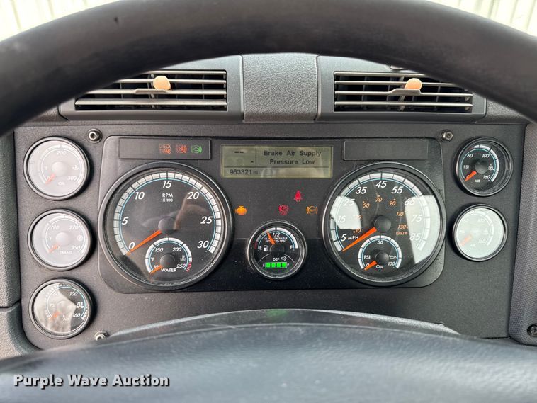 image for item YA2412 2017 Freightliner Cascadia 125 semi truck